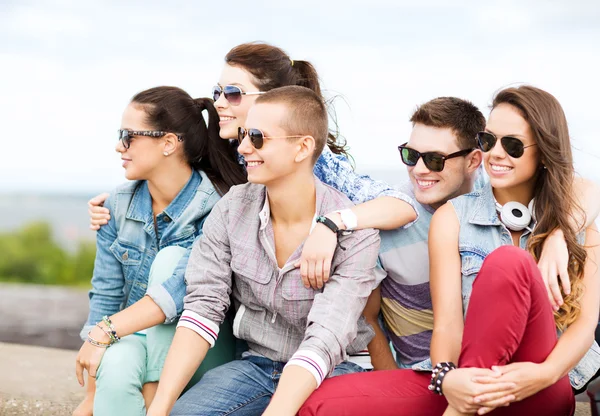 Gruppe von Teenagern hängt herum — Stockfoto