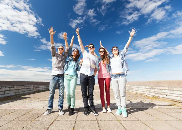 Grupo de adolescentes de mãos erguidas — Fotografia de Stock