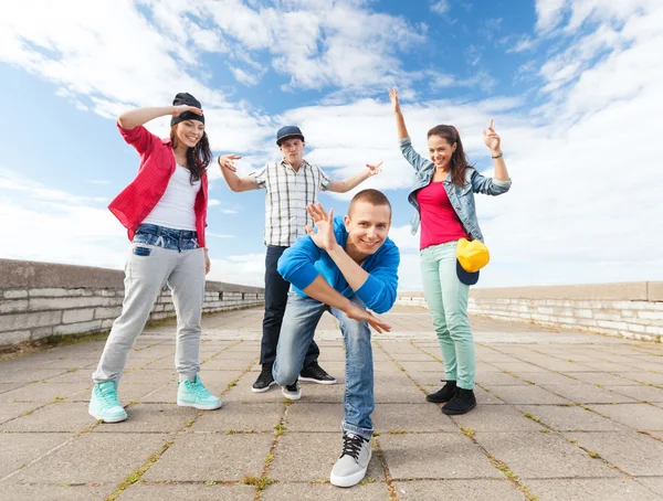 Grupo de adolescentes dançando — Fotografia de Stock