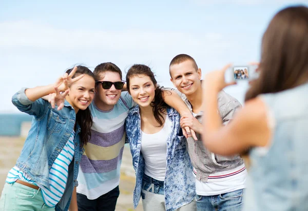 Tieners nemen foto buiten — Stockfoto