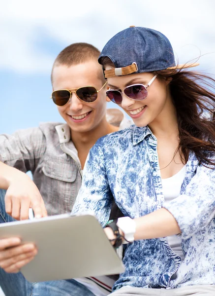 Teenagers looking at tablet pc — Stock Photo, Image