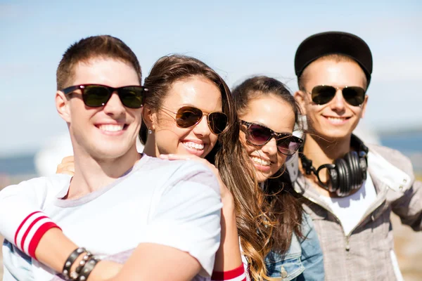 Grupo de adolescentes pasando el rato —  Fotos de Stock