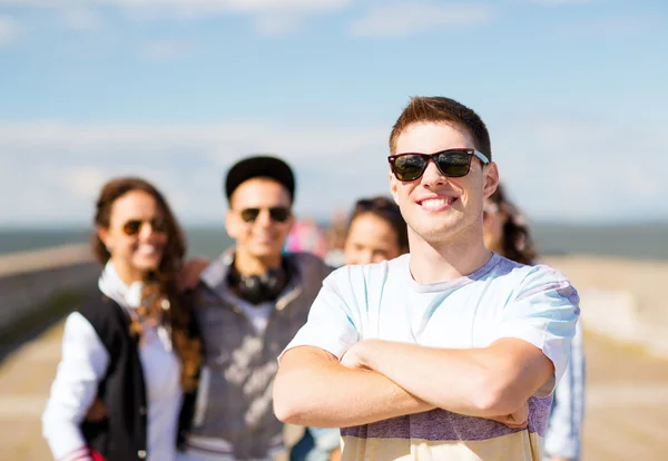 Tonåring i nyanser utanför med vänner — Stockfoto
