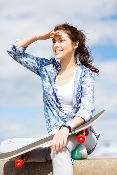 Tienermeisje met skate buiten — Stockfoto