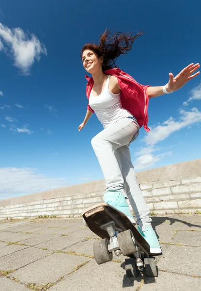 Adolescente chica patinaje fuera — Foto de Stock