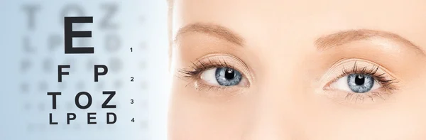 Woman and eye chart — Stock Photo, Image