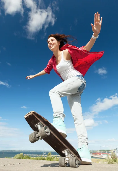 Дівчина-підліток катається на ковзанах зовні — стокове фото