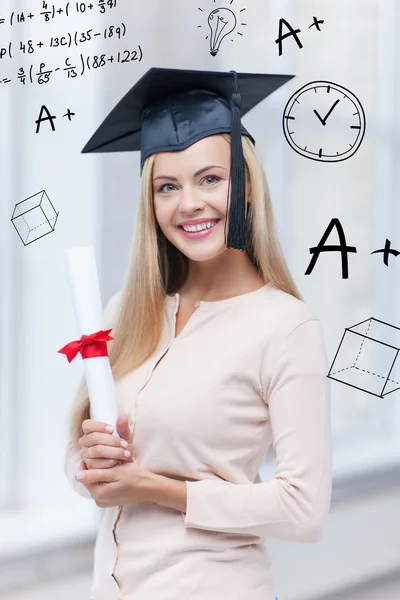 Student in afstuderen cap met certificaat — Stockfoto