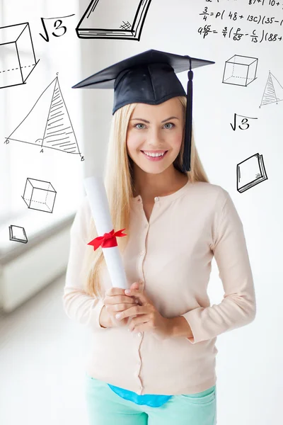 Student in afstuderen cap met certificaat — Stockfoto