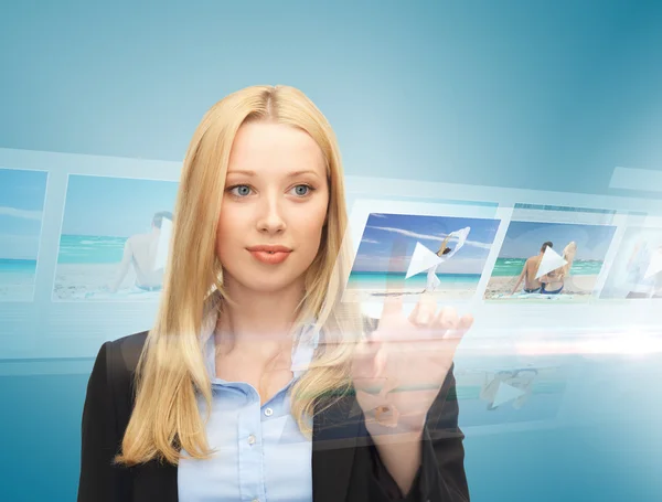 Бізнес-леді з віртуальним екраном — стокове фото