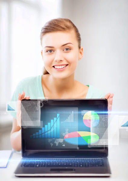 Mujer de negocios mostrando portátil con gráfico —  Fotos de Stock