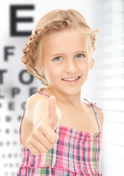 Dívka s optickým oko chart — Stock fotografie