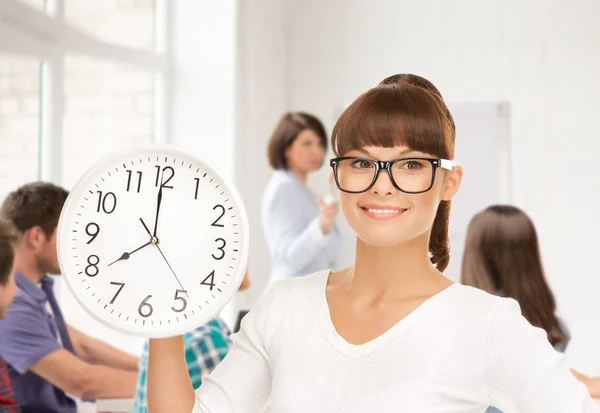 Studente che mostra orologio — Foto Stock