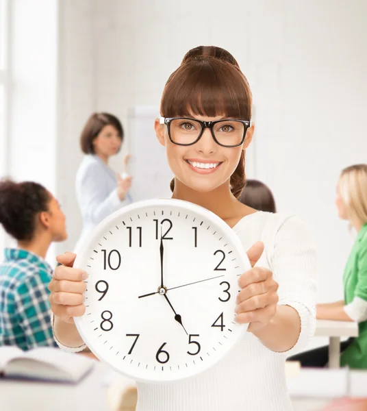 Student zeigt Uhr — Stockfoto