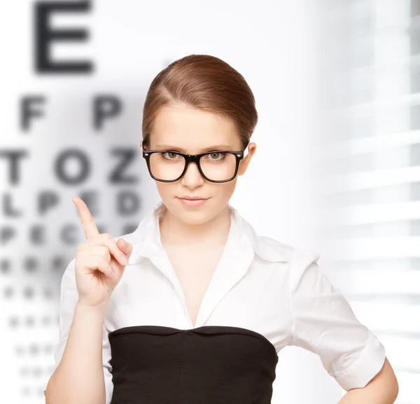 Frau in Brille mit Sehdiagramm — Stockfoto