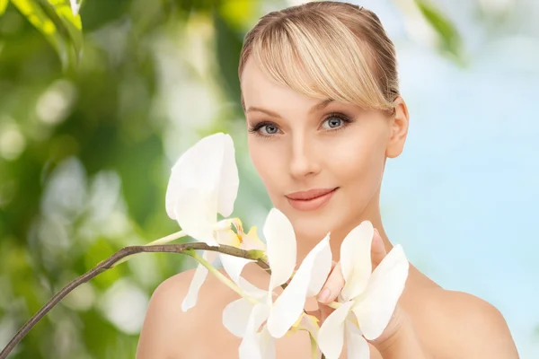 Bella donna con fiore di orchidea — Foto Stock