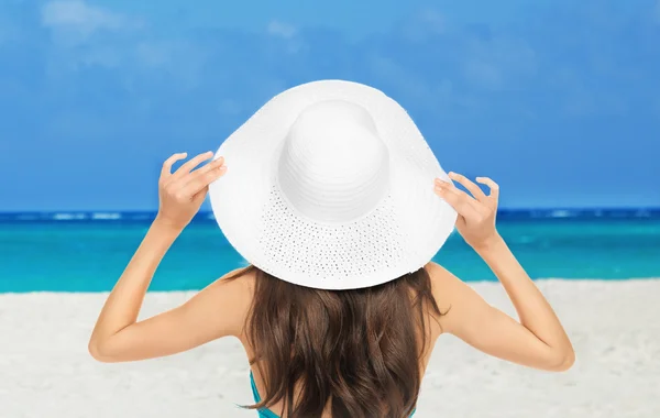 Chica posando en la playa — Foto de Stock