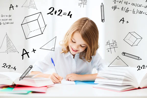 Estudante menina estudando na escola — Fotografia de Stock