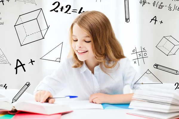 Estudiante chica estudiando en la escuela — Foto de Stock