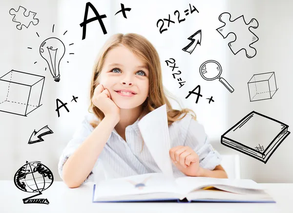 Niña estudiante estudiando en la escuela —  Fotos de Stock