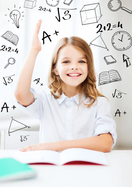 Estudante menina estudando na escola — Fotografia de Stock