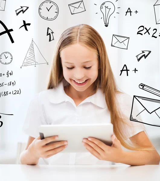 Meisje met de tablet pc op school — Stockfoto