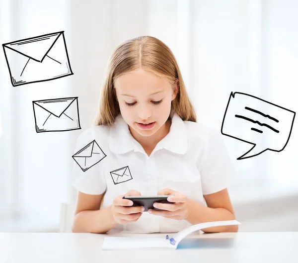 Chica con smartphone en la escuela — Foto de Stock