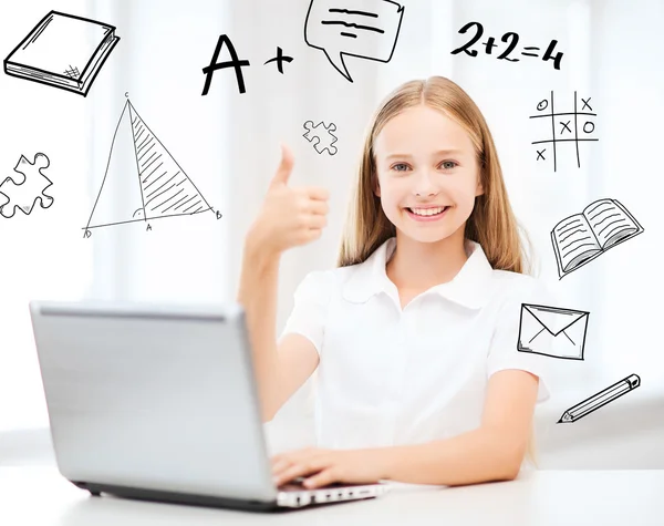 Chica con PC portátil en la escuela —  Fotos de Stock