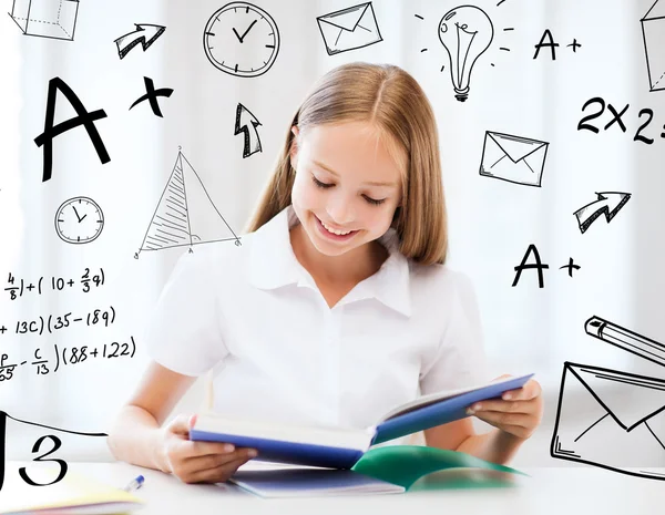 Estudiante chica estudiando en la escuela —  Fotos de Stock