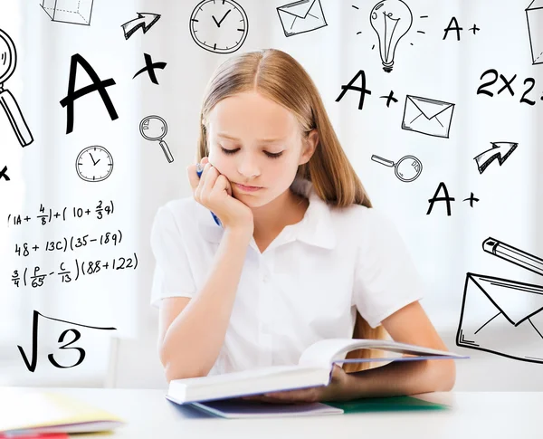 Student tjej studerar på skolan — Stockfoto