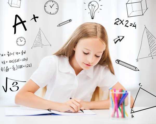 Petite fille étudiante dessin à l'école — Photo