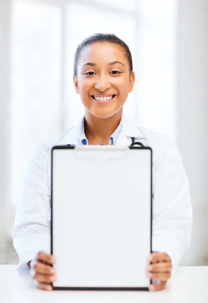 Médico con receta en blanco — Foto de Stock