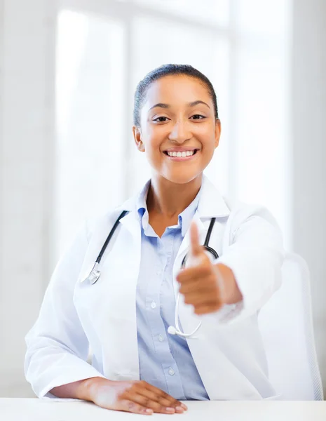 Arts met een stethoscoop duimen opdagen — Stockfoto