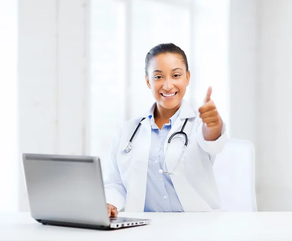 Médico femenino con PC portátil — Foto de Stock