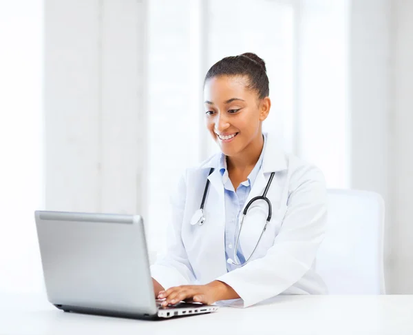 Médico femenino con PC portátil —  Fotos de Stock