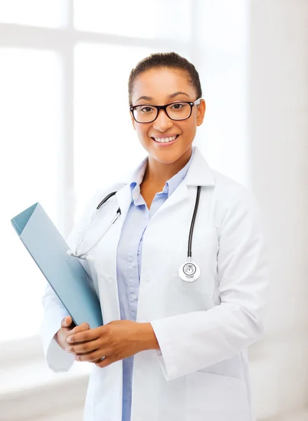 Médico africano en el hospital — Foto de Stock