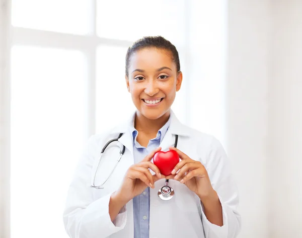 Médico africano com coração — Fotografia de Stock