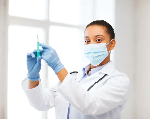 Africano médico segurando seringa com injeção — Fotografia de Stock