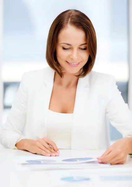 Businesswoman working with graphs in office — Stock Photo, Image