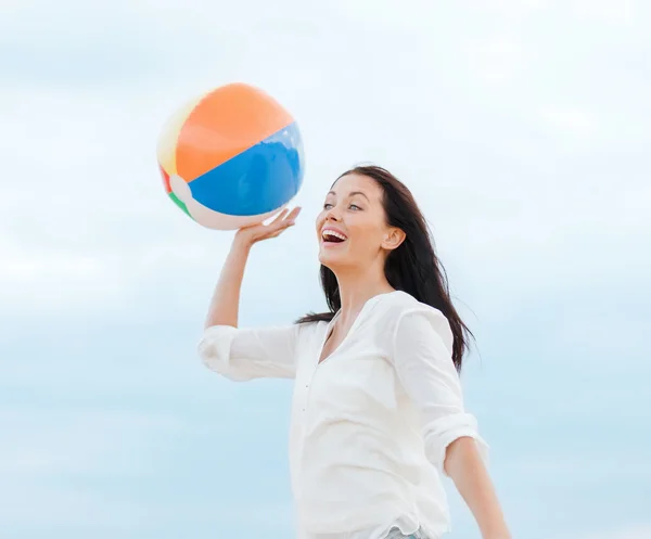 Meisje met de bal op het strand — Stockfoto