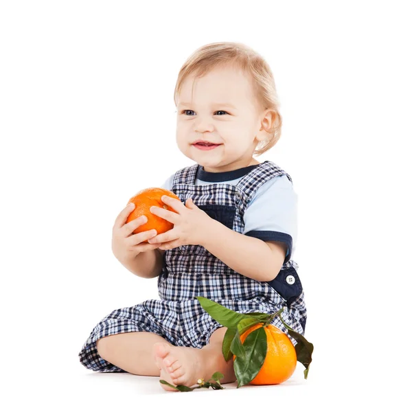 Criança bonito comer laranja — Fotografia de Stock