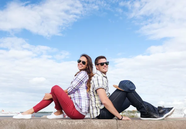 Teenageři sedí zády k sobě — Stock fotografie