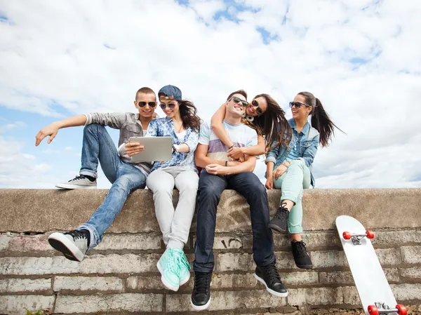 Gruppe Jugendlicher schaut auf Tablet-PC — Stockfoto