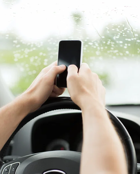 Mężczyzna korzystający z telefonu podczas prowadzenia samochodu — Zdjęcie stockowe