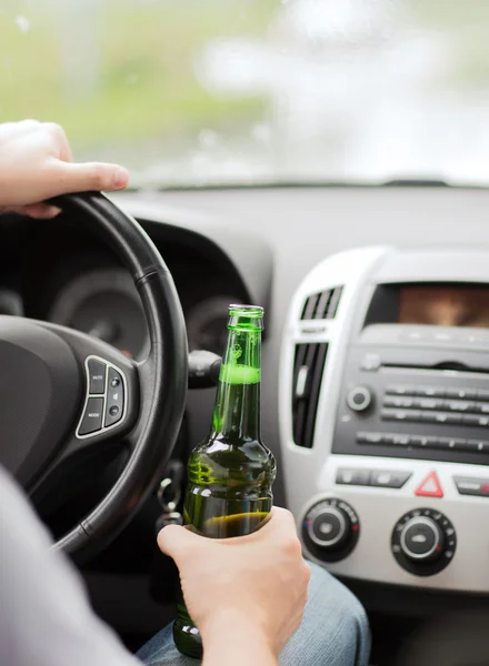 Man dricka alkohol när du kör bilen — Stockfoto