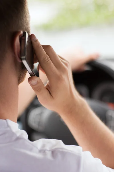 Hombre usando el teléfono mientras conduce el coche — Foto de Stock