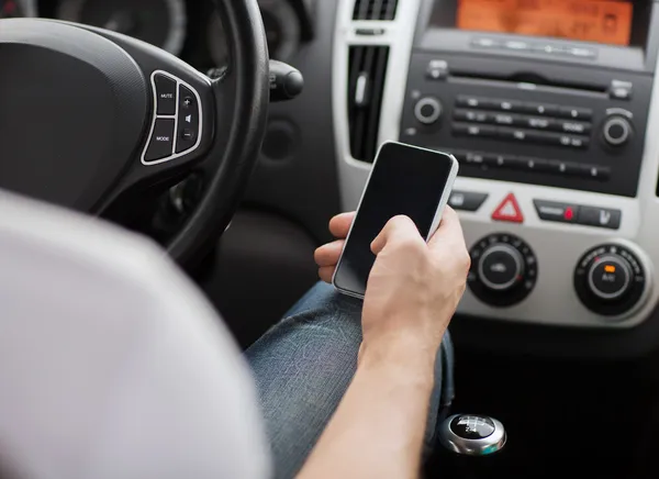 Homem usando telefone enquanto dirige o carro — Fotografia de Stock