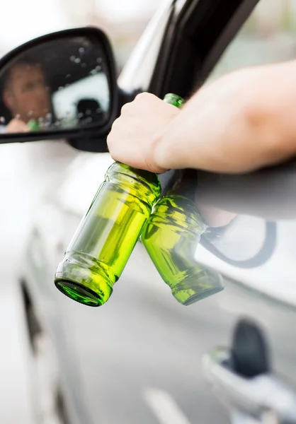 Hombre beber alcohol mientras conduce el coche — Foto de Stock