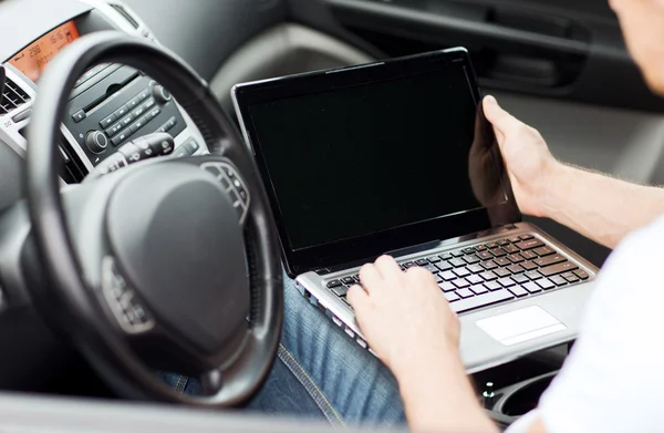 Man använder bärbar dator i bilen — Stockfoto