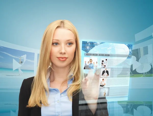 Frau mit virtuellem Bildschirm und Nachrichten — Stockfoto